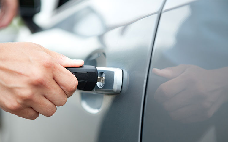 Green locksmith provides car door unlocking service in Daytona Beach & Ormond Beach, FL